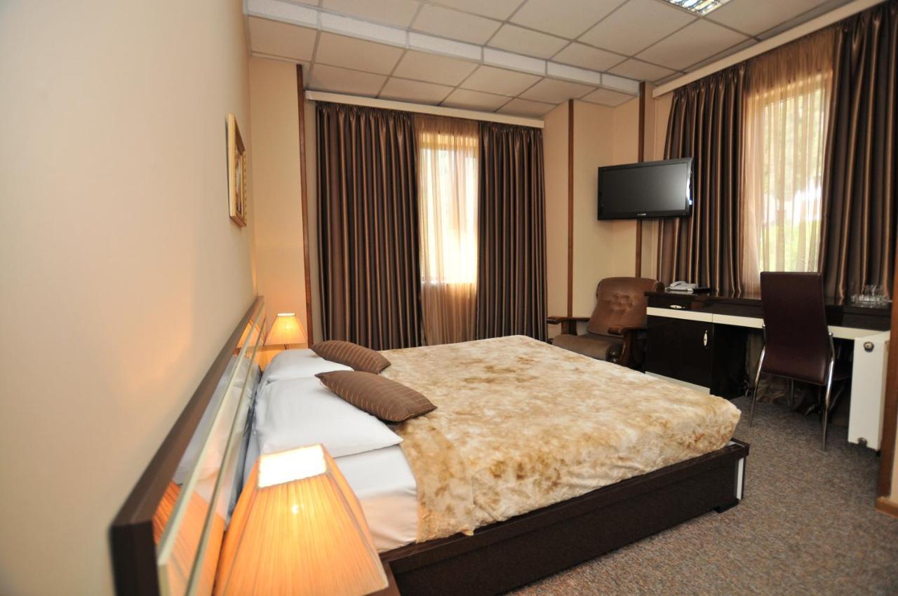 Hotel Diplomat Tbilisi Exteriör bild